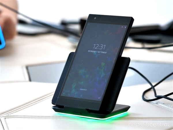 灯厂新一代游戏手机Razer Phone 2美图赏析