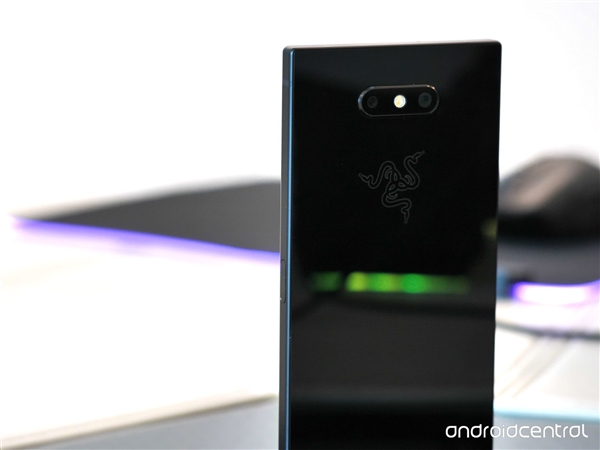 灯厂新一代游戏手机Razer Phone 2美图赏析