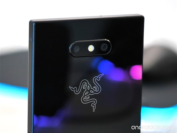 灯厂新一代游戏手机Razer Phone 2美图赏析