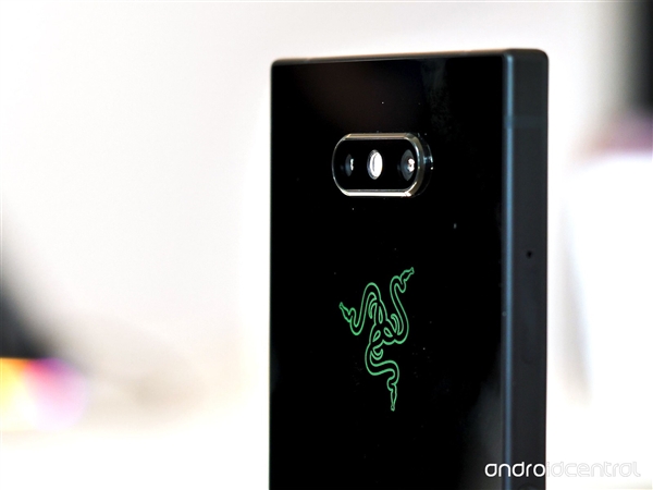 灯厂新一代游戏手机Razer Phone 2美图赏析