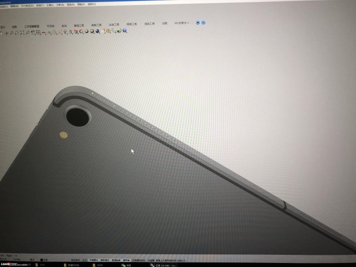 疑似 2018 款 iPad Pro 设计图：无刘海全面屏、更纤薄