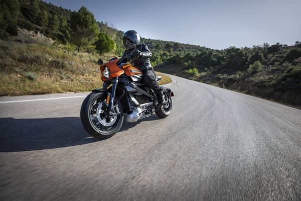 哈雷发布量产版电动摩托车LiveWire 明年上市销售