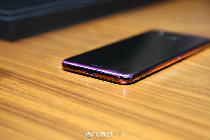 搭载三摄像头 vivo NEX双面屏版真机亮相