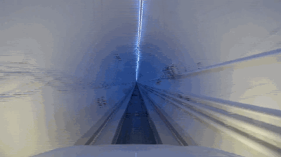 女主播受邀试乘马斯克地下隧道：241km/h狂飙被吓叫