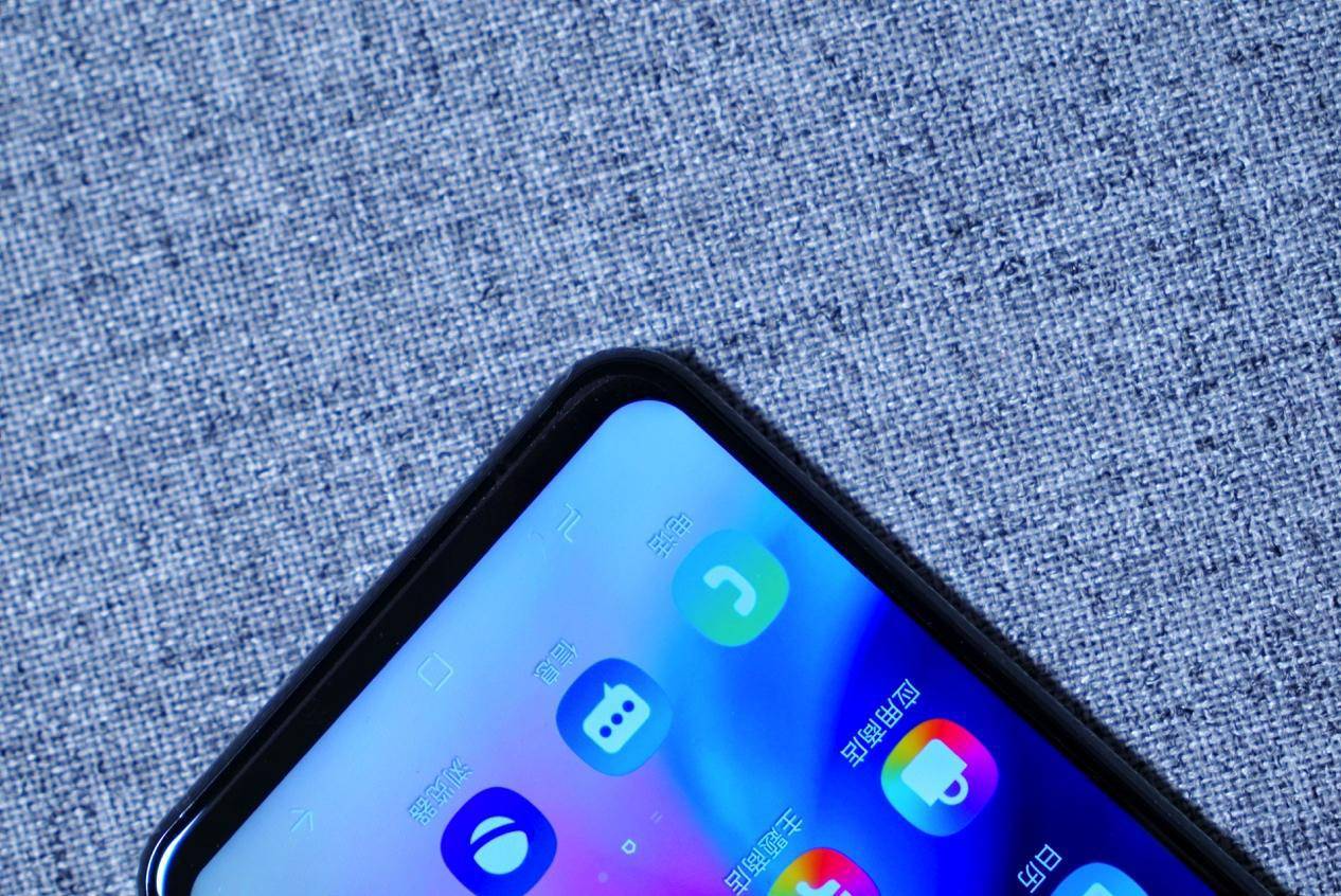 这部三摄打孔屏手机是三星盖乐世S10的前辈