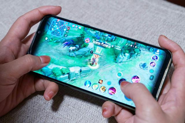 黑鲨游戏手机2：GPU超频 安兔兔跑分突破40万
