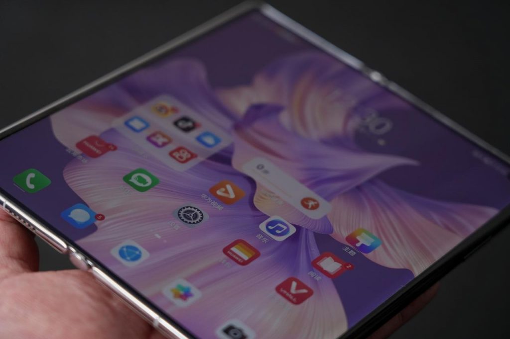 科技头条独家说：外折叠形态的华为Mate Xs2，是趋势？还是妥协？